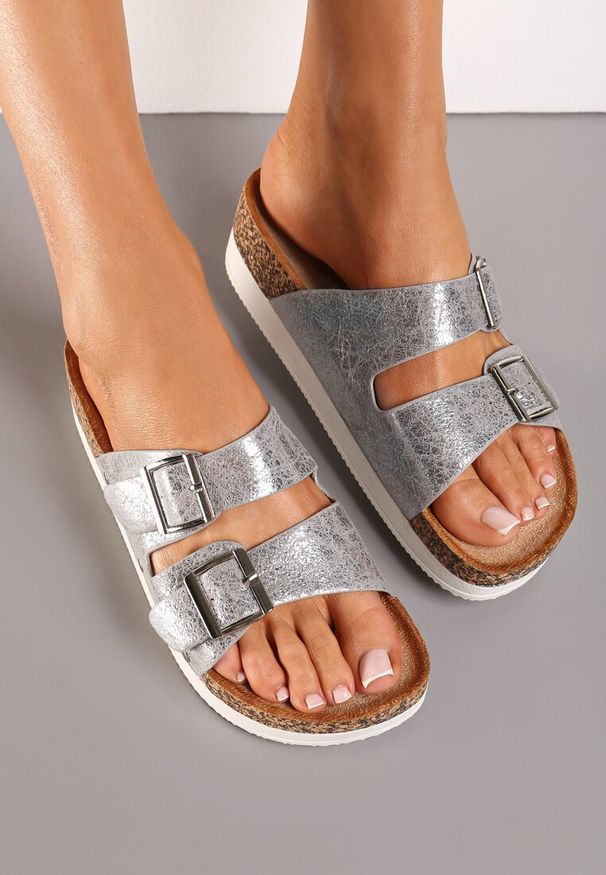 Renee - Srebrne Klapki Chodaki na Grubej Podeszwie z Dwoma Klamrami Steccama. Okazja: na co dzień. Kolor: srebrny. Styl: boho, casual