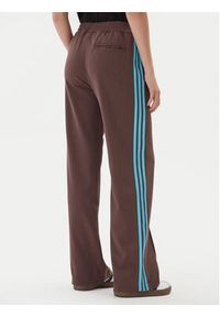 Adidas - adidas Spodnie dresowe JX5308 Brązowy Regular Fit. Kolor: brązowy. Materiał: syntetyk #3