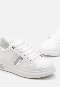 Born2be - Białe Sznurowane Sneakersy z Ekoskóry Ozdobione Cyrkoniami Aloulie. Wysokość cholewki: przed kostkę. Kolor: biały. Szerokość cholewki: normalna. Wzór: aplikacja. Obcas: na płaskiej podeszwie #5