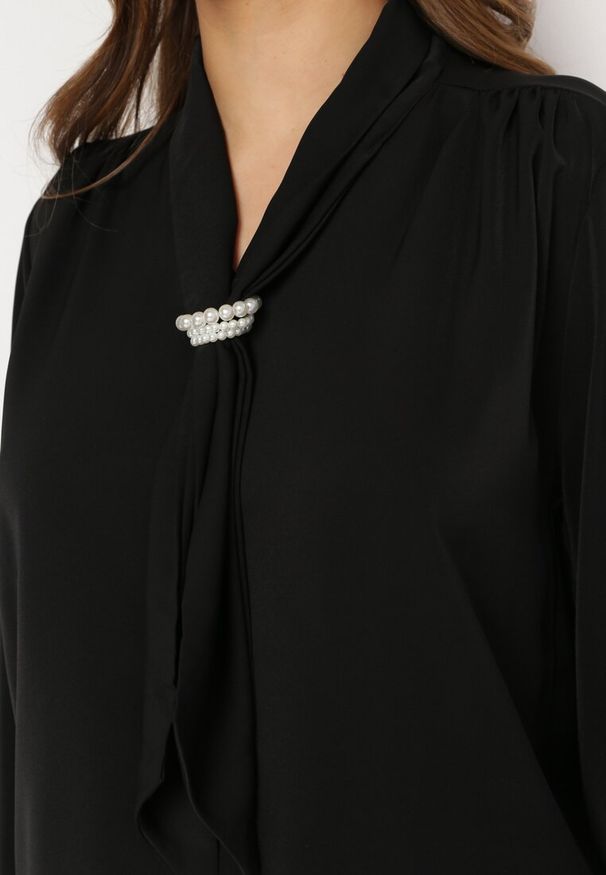 Born2be - Czarna Bluzka z Krawatem i Ozdobną Perłą Jonista. Kolor: czarny. Styl: elegancki