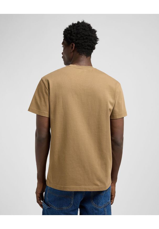 Lee - MESKA KOSZULKA LEE WW ESSENTIAL TEE DARK KHAKI 112370485. Kolor: brązowy