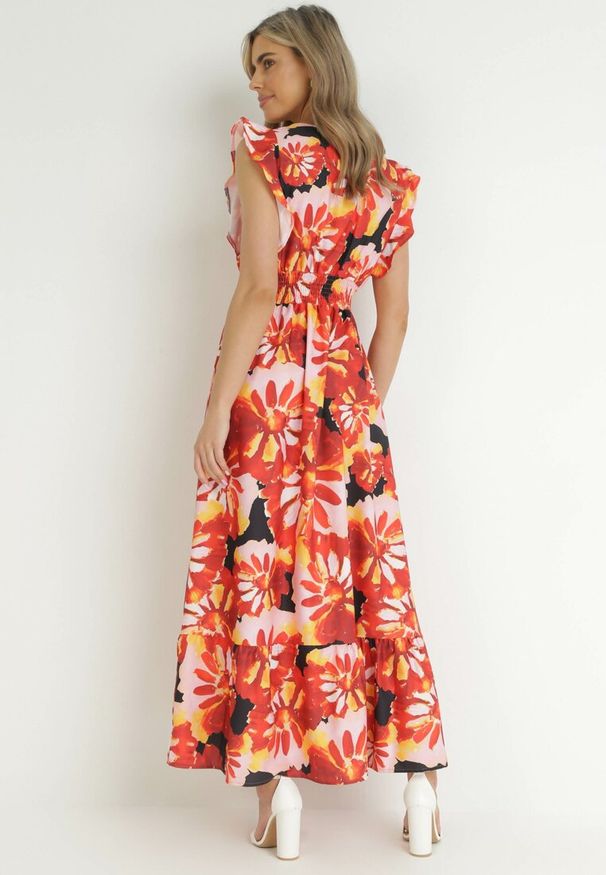 Born2be - Czerwona Rozkloszowana Sukienka z Kopertowym Dekoltem i Falbankami Santila. Typ kołnierza: kołnierz z falbankami. Kolor: czerwony. Wzór: aplikacja. Typ sukienki: kopertowe. Długość: maxi