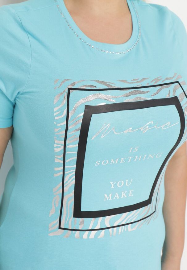 Born2be - Jasnoniebieski Bawełniany T-shirt Koszulka z Krótkim Rękawem Ozdobiona Nadrukiem i Cyrkoniami Codara. Okazja: na co dzień. Kolekcja: plus size. Kolor: niebieski. Materiał: bawełna. Długość rękawa: krótki rękaw. Długość: krótkie. Wzór: aplikacja, nadruk. Styl: casual