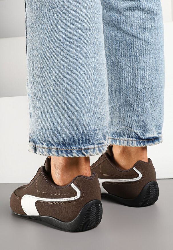 Renee - Brązowe Sneakersy Typu Klasyczne Tenisówki Zelritia. Okazja: na co dzień, na spotkanie biznesowe. Kolor: brązowy. Materiał: jeans. Szerokość cholewki: normalna. Wzór: aplikacja