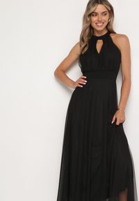 Born2be - Czarna Wieczorowa Sukienka ze Stójką Wiązana w Talii Ozdobiona Siateczką Nestasoni. Okazja: na imprezę. Typ kołnierza: kołnierzyk stójkowy. Kolor: czarny. Materiał: satyna. Długość rękawa: bez rękawów. Wzór: aplikacja. Styl: wizytowy #6