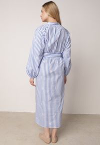 Born2be - Niebieska Pudełkowa Sukienka z Bawełny Zdobiona Haftem i Wiązanym Paskiem Nahssa. Okazja: do pracy, na co dzień, na spotkanie biznesowe, na spacer. Kolor: niebieski. Materiał: bawełna. Wzór: aplikacja, haft. Typ sukienki: proste. Styl: elegancki, biznesowy, casual #4