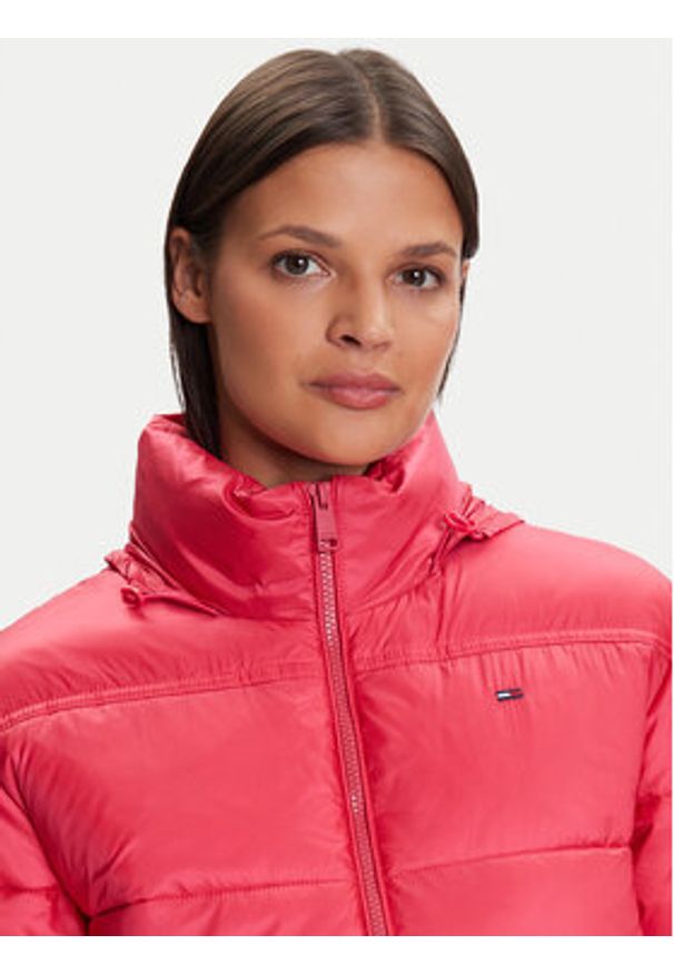 Tommy Jeans Kurtka zimowa DW0DW21619 Czerwony Relaxed Fit. Kolor: czerwony. Materiał: syntetyk. Sezon: zima