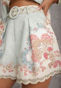 Renee - Zielone Luźne Szorty z Paskiem i Motywem Floral Orixis. Okazja: na co dzień. Kolor: zielony. Długość: krótkie. Wzór: nadruk. Styl: elegancki, casual #2