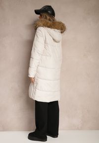 Renee - Jasnobeżowa Kurtka z Pikowanym Przeszyciem Odpinanym Futrem przy Kapturze i Napami u Dołu Zemirya. Okazja: na co dzień. Kolor: beżowy. Materiał: futro. Długość rękawa: długi rękaw. Długość: długie. Sezon: zima. Styl: casual, elegancki #5