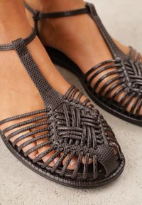 Born2be - Brązowe Płaskie Sandały VICES z Paskiem w Kształcie T i Zakrytym Noskiem Ciradyl. Okazja: na co dzień, do pracy, na spotkanie biznesowe. Zapięcie: pasek. Kolor: brązowy. Materiał: jeans, len. Styl: casual, biznesowy #8