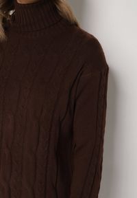 Born2be - Ciemnobrązowa Sweterkowa Sukienka z Golfem Wełną i Bawełną Ozdobiona Splotem Reiania. Okazja: do pracy, na co dzień, na spotkanie biznesowe. Typ kołnierza: golf. Kolor: brązowy. Materiał: wełna, bawełna. Wzór: aplikacja, ze splotem. Typ sukienki: proste. Styl: casual, biznesowy #2