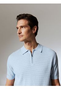 Reserved - Sweter polo z dodatkiem lnu - jasnoniebieski. Typ kołnierza: polo. Kolor: niebieski. Materiał: len #1