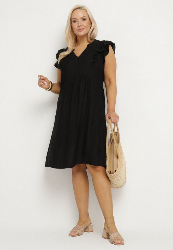 Born2be - Czarna Sukienka Pudełkowa z Bawełną i Trójkątnym Dekoltem Ozdobiona Falbankami Vikirva. Okazja: na randkę, na co dzień. Typ kołnierza: kołnierz z falbankami. Kolekcja: plus size. Kolor: czarny. Wzór: aplikacja. Typ sukienki: proste, dla puszystych. Materiał: bawełna. Długość rękawa: długi rękaw. Styl: elegancki, casual, klasyczny