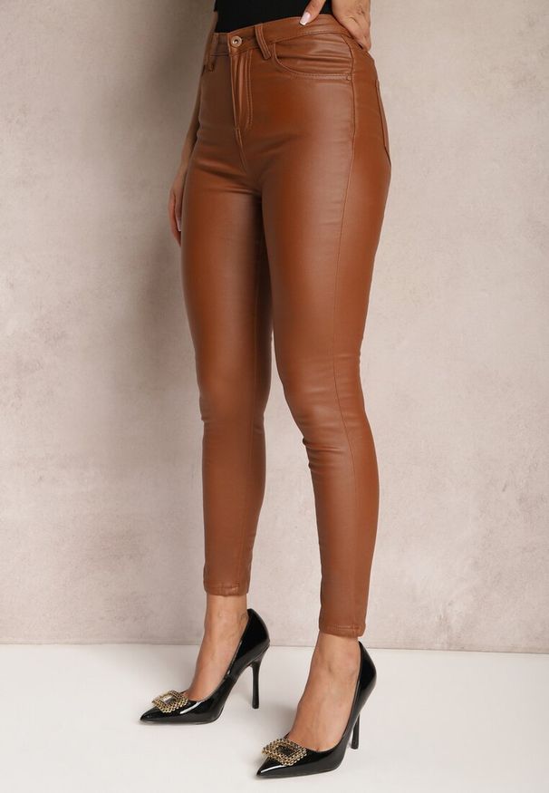 Renee - Jasnobrązowe Spodnie Skinny z Ekoskóry Zejomi. Stan: podwyższony. Kolor: brązowy. Materiał: skóra ekologiczna