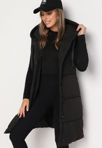 Born2be - Czarna Pikowana Kamizelka z Kapturem Wykończona Napami Prineria. Okazja: na co dzień. Typ kołnierza: kaptur. Kolor: czarny. Materiał: jeans. Styl: casual, elegancki #1