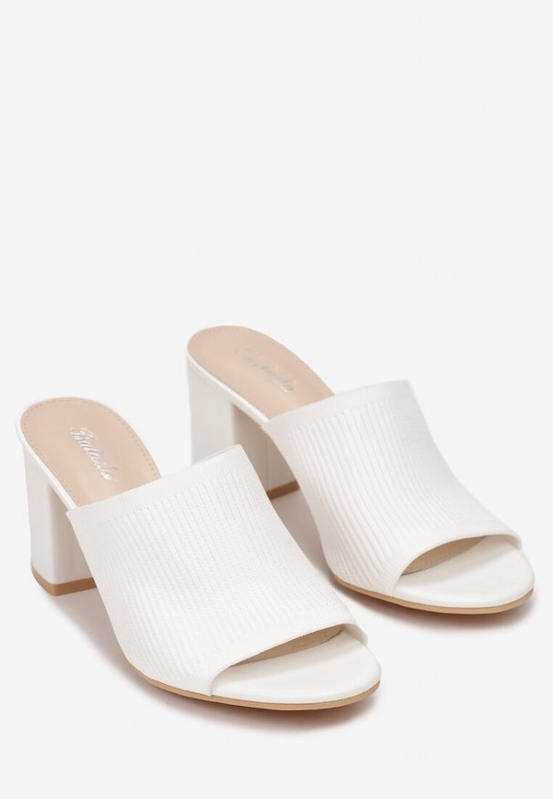 Born2be - Białe Klapki Dannie. Okazja: na co dzień. Nosek buta: otwarty. Kolor: biały. Sezon: lato, wiosna. Obcas: na obcasie. Styl: elegancki, casual. Wysokość obcasa: średni