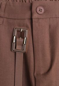 Born2be - Brązowe Szorty Typu Bermudy z Paskiem i Prostokątną Klamrą Tinalora. Okazja: na co dzień. Kolor: brązowy. Sezon: lato. Styl: casual, elegancki #6