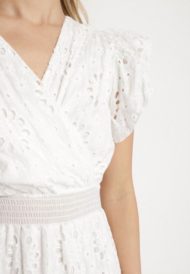 Born2be - Biała Ażurowa Sukienka z Kopertowym Dekoltem i Bufiastymi Rękawami Ldivane. Okazja: na imprezę, na co dzień. Kolor: biały. Wzór: ażurowy. Sezon: lato. Typ sukienki: kopertowe. Styl: casual