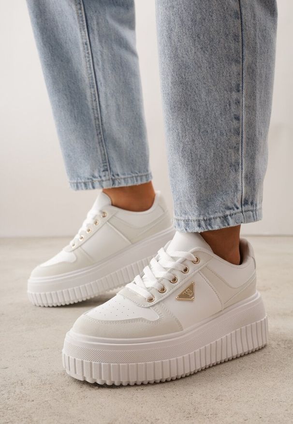 Renee - Białe Chunky Sneakersy z Trójkątną Aplikacją VICES na Platformie Cezaline. Kolor: biały. Materiał: jeans. Wzór: aplikacja. Obcas: na platformie