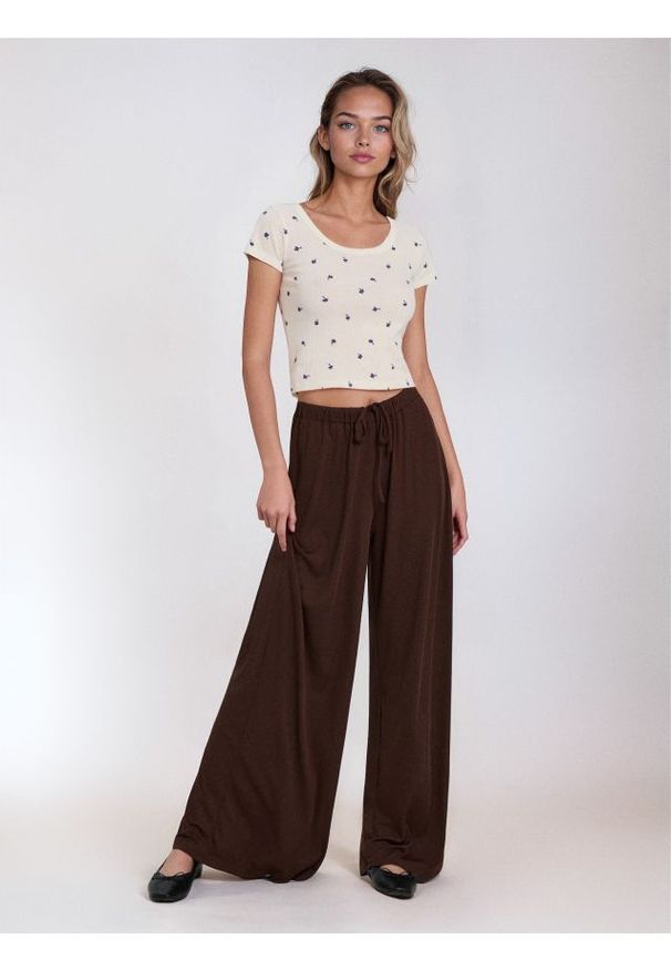 Sinsay - Prążkowane spodnie wide leg z gumką w pasie - brązowy. Kolor: brązowy. Materiał: prążkowany