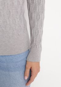 Born2be - Szary Klasyczny Sweter z Tłoczonym Zdobieniem Nainea. Kolor: szary. Wzór: aplikacja. Sezon: jesień, zima. Styl: klasyczny