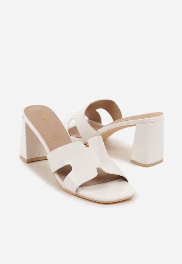 Renee - Białe Klapki Vices na Słupkowym Obcasie z Wkładką ze Skóry Naturalnej Foleria. Kolor: biały. Materiał: skóra. Obcas: na obcasie. Styl: elegancki. Wysokość obcasa: średni
