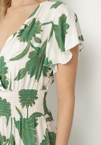 Born2be - Zielona Wiskozowa Sukienka Rozkloszowana w Kwiaty Arisona. Okazja: na randkę. Typ kołnierza: dekolt w kształcie V. Kolor: zielony. Materiał: wiskoza. Wzór: kwiaty. Sezon: wiosna, lato #7