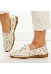 Beżowe ażuowe skórzane mokasyny damskie Vinceza 93217. Okazja: na co dzień. Nosek buta: okrągły. Kolor: beżowy. Materiał: skóra. Szerokość cholewki: normalna. Sezon: wiosna, lato, jesień. Styl: casual #1