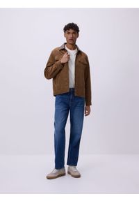 Reserved - Jeansy straight z efektem sprania - niebieski. Kolor: niebieski