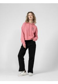 outhorn - Bluza oversize z kapturem damska - różowa. Okazja: na co dzień. Typ kołnierza: kaptur. Kolor: różowy. Materiał: bawełna, dresówka, dzianina. Wzór: haft. Styl: casual #4