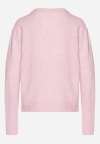 Born2be - Różowy Kardigan o Klasycznym Kroju z Okrągłym Dekoltem Renfira. Okazja: na co dzień. Kolor: różowy. Materiał: jeans. Długość rękawa: długi rękaw. Długość: długie. Wzór: aplikacja. Styl: klasyczny #7