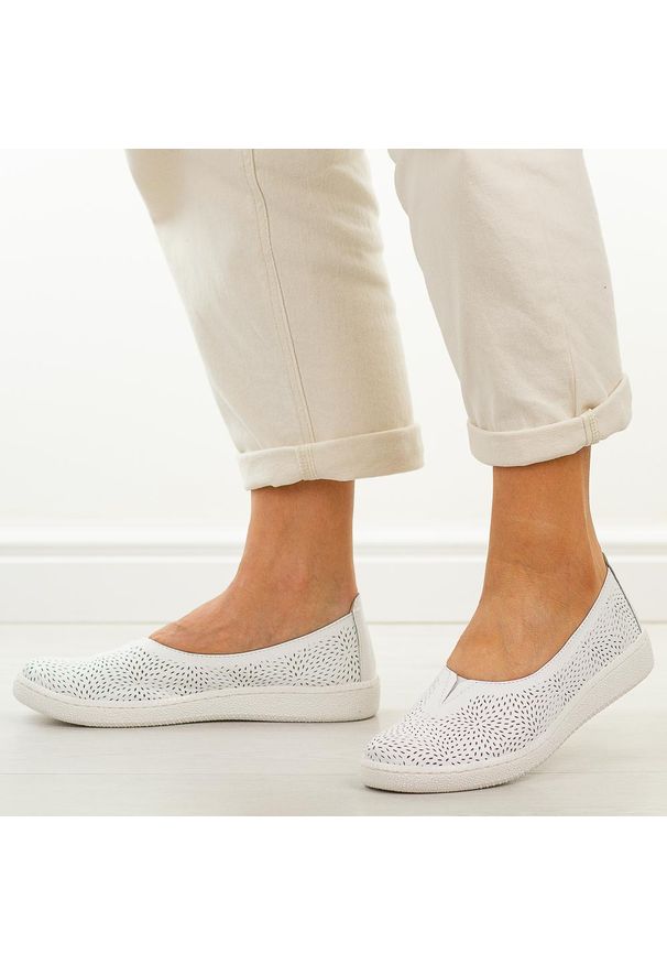 Białe skórzane Polskie półbuty damskie Gregors 1189. Okazja: na co dzień. Nosek buta: okrągły. Zapięcie: bez zapięcia. Kolor: biały. Materiał: skóra. Szerokość cholewki: normalna. Sezon: wiosna, jesień, lato. Styl: casual