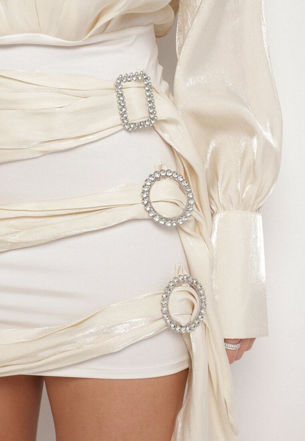 Born2be - Beżowa Sukienka Satynowa z Biżuteryjnymi Klamrami i Drapowaniem Mevaleine. Okazja: na co dzień. Kolor: beżowy. Materiał: satyna. Długość rękawa: długi rękaw. Styl: casual