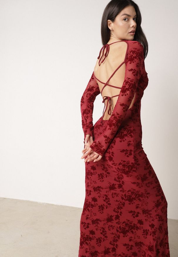 Born2be - Czerwona Dopasowana Sukienka VICES z Odkrytymi Plecami Ozdobiona Tiulową Koronką Ravita. Okazja: na randkę. Typ kołnierza: dekolt kwadratowy. Kolor: czerwony. Materiał: tiul, koronka. Wzór: aplikacja, koronka. Typ sukienki: dopasowane. Styl: elegancki