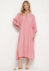 Born2be - Różowa Rozkloszowana Sukienka z Wiskozy z Wiązaniem przy Dekolcie Tilania. Okazja: na co dzień. Kolor: różowy. Materiał: wiskoza. Styl: casual #1