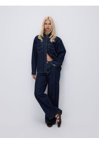 Reserved - Jeansy baggy w prążek - granatowy. Kolor: niebieski. Materiał: jeans. Wzór: prążki #1