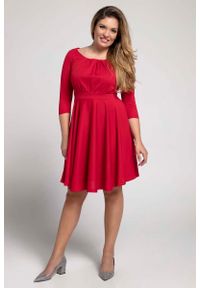 Nommo - Czerwona Rozkloszowana Sukienka z Zaznaczoną Talią PLUS SIZE. Kolekcja: plus size. Kolor: czerwony. Materiał: poliester, wiskoza. Typ sukienki: dla puszystych #1