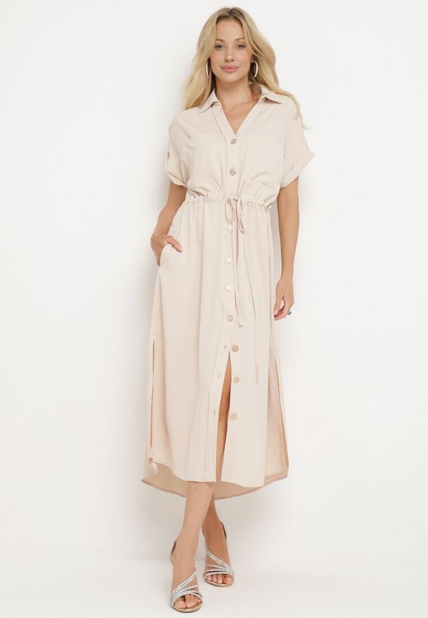 Born2be - Beżowa Koszulowa Sukienka z Krótkim Rękawem Zapinana na Guziki z Materiałowym Paskiem Piantia. Okazja: na co dzień, na imprezę. Kolor: beżowy. Materiał: materiał. Długość rękawa: krótki rękaw. Sezon: wiosna, lato. Typ sukienki: koszulowe. Styl: casual, elegancki