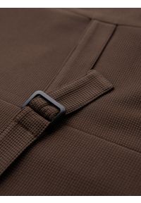 Ombre Clothing - Dopasowana męska kamizelka ze strukturalnej dzianiny z klapami – brązowa V2 - Rozmiar: XXL. Kolor: brązowy. Materiał: dzianina. Styl: klasyczny, elegancki #11
