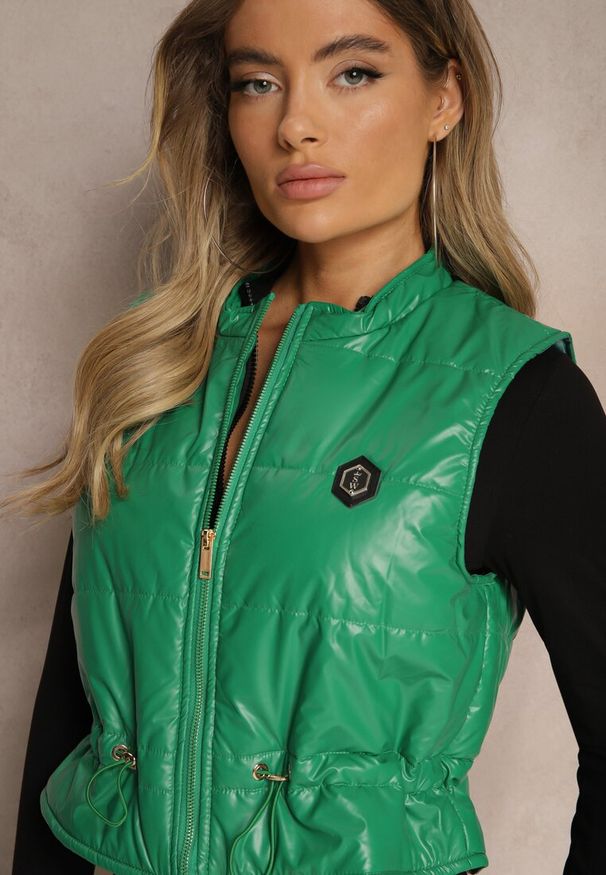 Renee - Zielona Kamizelka o Krótkim Kroju ze Ściągaczem w Talii i Naszywką Mevannae. Okazja: na spotkanie biznesowe. Kolor: zielony. Materiał: jeans. Długość: krótkie. Wzór: aplikacja. Styl: biznesowy, elegancki