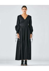 CASTELLANI - Czarna sukienka maxi z bufiastymi rękawami. Typ kołnierza: dekolt w kształcie V. Kolor: czarny. Materiał: bawełna. Długość: maxi #5