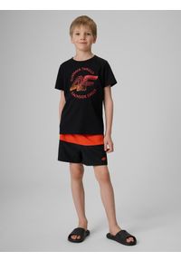 4f - 4F T-shirt loose z nadrukiem chłopięcy - czarny 122 (6-7 lat). Okazja: na co dzień, na uczelnię. Kolor: czarny. Materiał: skóra, dresówka, dzianina, materiał, bawełna. Wzór: nadruk. Sezon: lato. Styl: casual #2