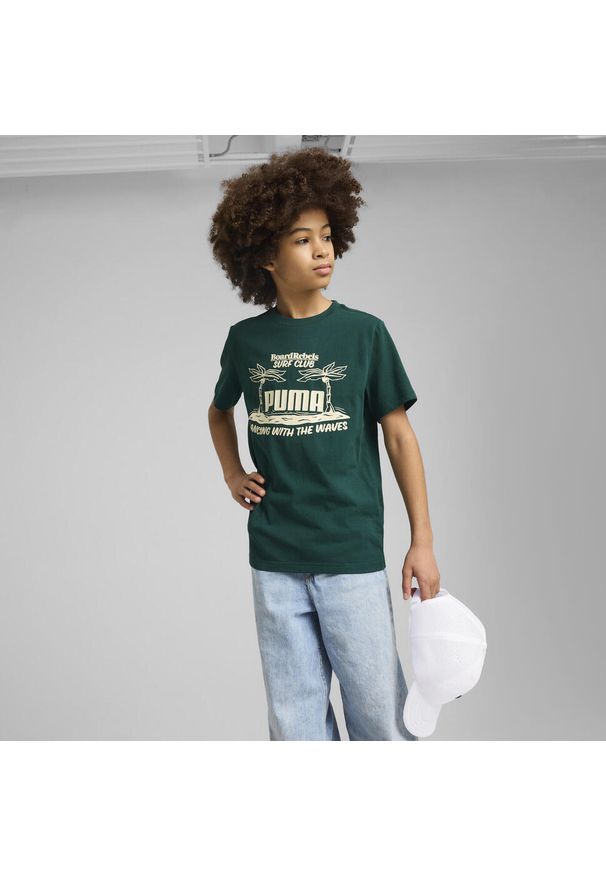 Puma - Młodzieżowa koszulka Mid 90s z grafiką PUMA Dark Myrtle Green. Kolor: zielony. Materiał: guma. Wzór: nadruk, napisy. Sezon: lato. Sport: joga i pilates