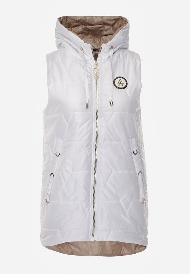 Renee - Biała Długa Kamizelka Pikowana z Nieodpinanym Kapturem Ozdobiona Naszywką Kasseda. Okazja: na co dzień. Kolor: biały. Materiał: jeans, poliester. Długość: długie. Wzór: aplikacja. Styl: casual