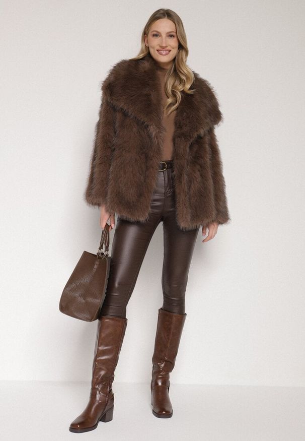 Born2be - Brązowa Kurtka Futerko o Dwurzędowym Kroju Oversize Nevisa. Okazja: do pracy, na spotkanie biznesowe. Kolor: brązowy. Materiał: futro. Sezon: zima, jesień. Styl: biznesowy