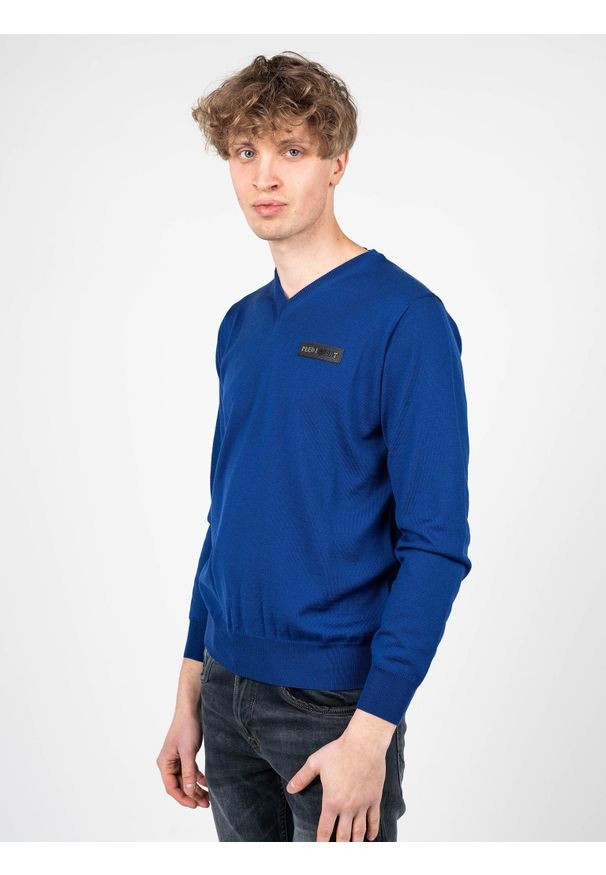 Plein Sport Sweter "Merino" | MPPS90181 | Mężczyzna | Niebieski. Okazja: na co dzień. Typ kołnierza: dekolt w serek. Kolor: niebieski. Materiał: wełna. Wzór: aplikacja. Styl: sportowy