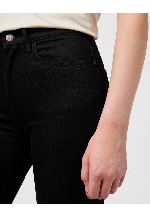 Wrangler - DAMSKIE SPODNIE WRANGLER SLIM RETRO BLACK 112352334. Styl: retro