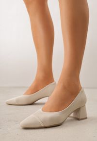 Born2be - Beżowe Dzianinowe Czółenka VICES na Niskim Słupku z Miękkim Zapiętkiem i Wkładką Soft-Step Kaleana. Okazja: na spotkanie biznesowe, na co dzień. Kolor: beżowy. Materiał: dzianina. Obcas: na słupku. Styl: elegancki, biznesowy, klasyczny, casual #1