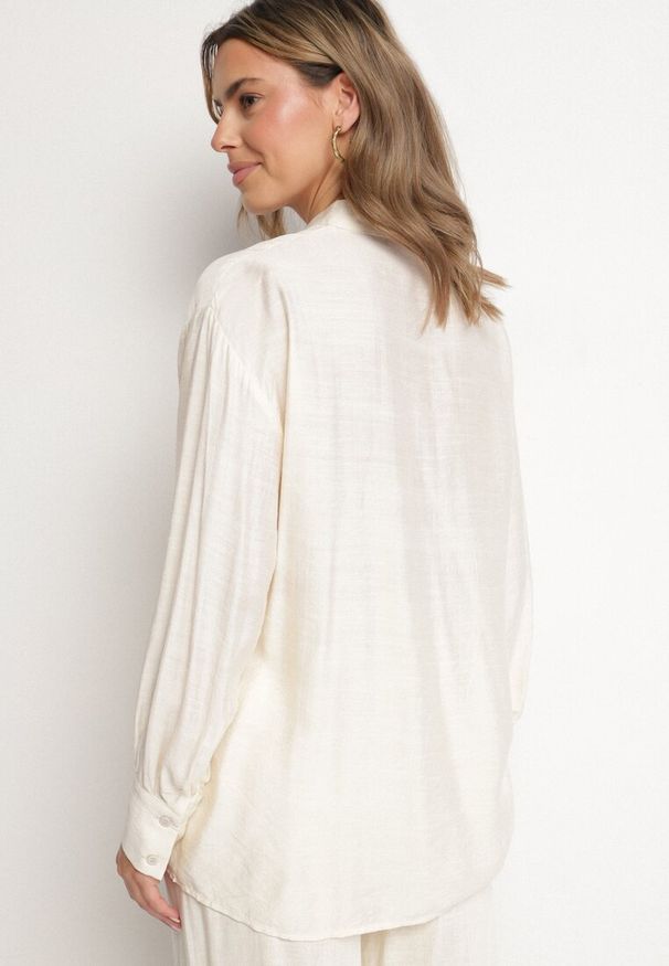 Born2be - Beżowa Koszula z Wiskozą o Klasycznym Kroju Zdobiona Haftem Korilene. Okazja: na spotkanie biznesowe. Typ kołnierza: kołnierzyk klasyczny. Kolor: beżowy. Materiał: wiskoza. Długość rękawa: długi rękaw. Długość: długie. Wzór: haft, aplikacja. Styl: klasyczny