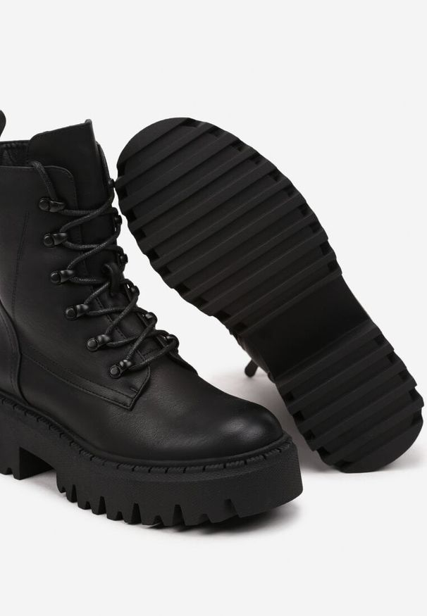 Renee - Czarne Sznurowane Botki Typu Worker na Masywnej Podeszwie Veranda. Okazja: na co dzień. Kolor: czarny. Materiał: jeans, skóra. Styl: casual